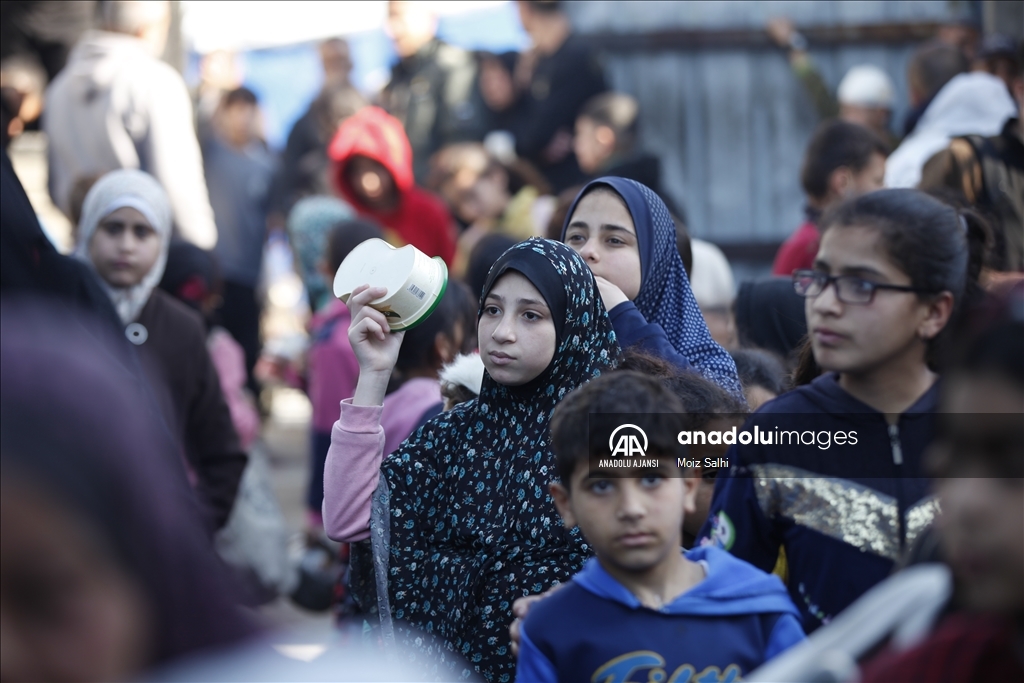 İsrail saldırıları altındaki Gazze'de Filistinlilere yemek dağıtıldı