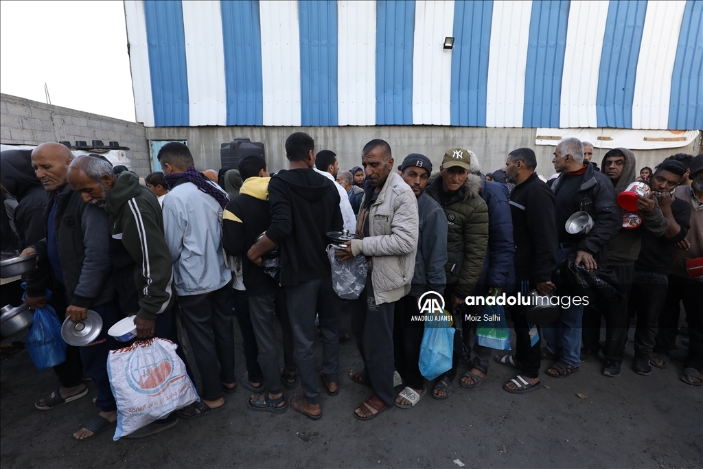 İsrail saldırıları altındaki Gazze'de Filistinlilere yemek dağıtıldı