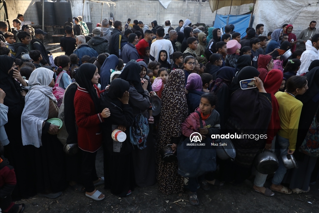 İsrail saldırıları altındaki Gazze'de Filistinlilere yemek dağıtıldı