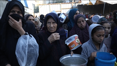 İsrail saldırıları altındaki Gazze'de Filistinlilere yemek dağıtıldı