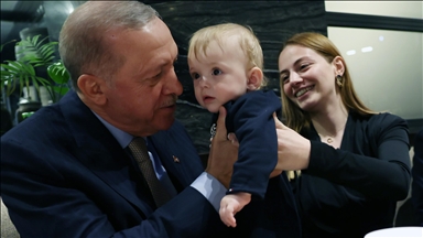 Cumhurbaşkanı Recep Tayyip Erdoğan, Ankara'da bir kafede vatandaşlarla sohbet etti