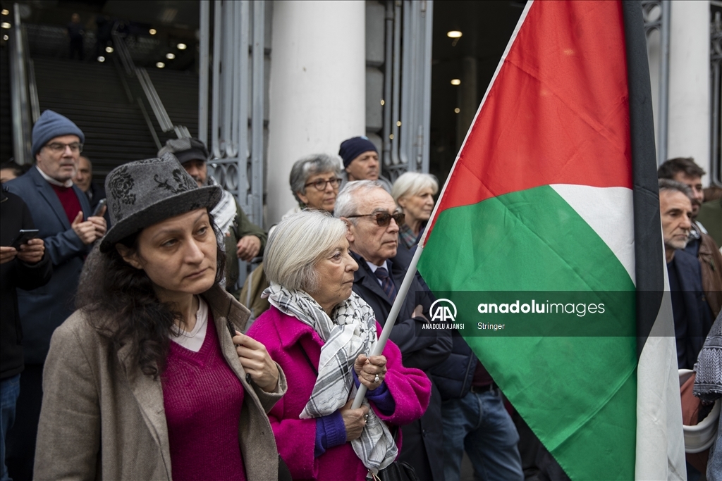 Napoli’de kefiye taktığı için saldırıya uğrayan Filistinli aktivist için dayanışma gösterisi