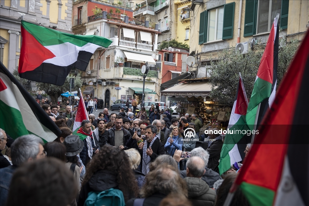 Napoli’de kefiye taktığı için saldırıya uğrayan Filistinli aktivist için dayanışma gösterisi
