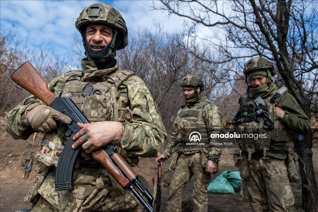 Ukraynalı askerler Donbas'ta askeri eğitime devam ediyor