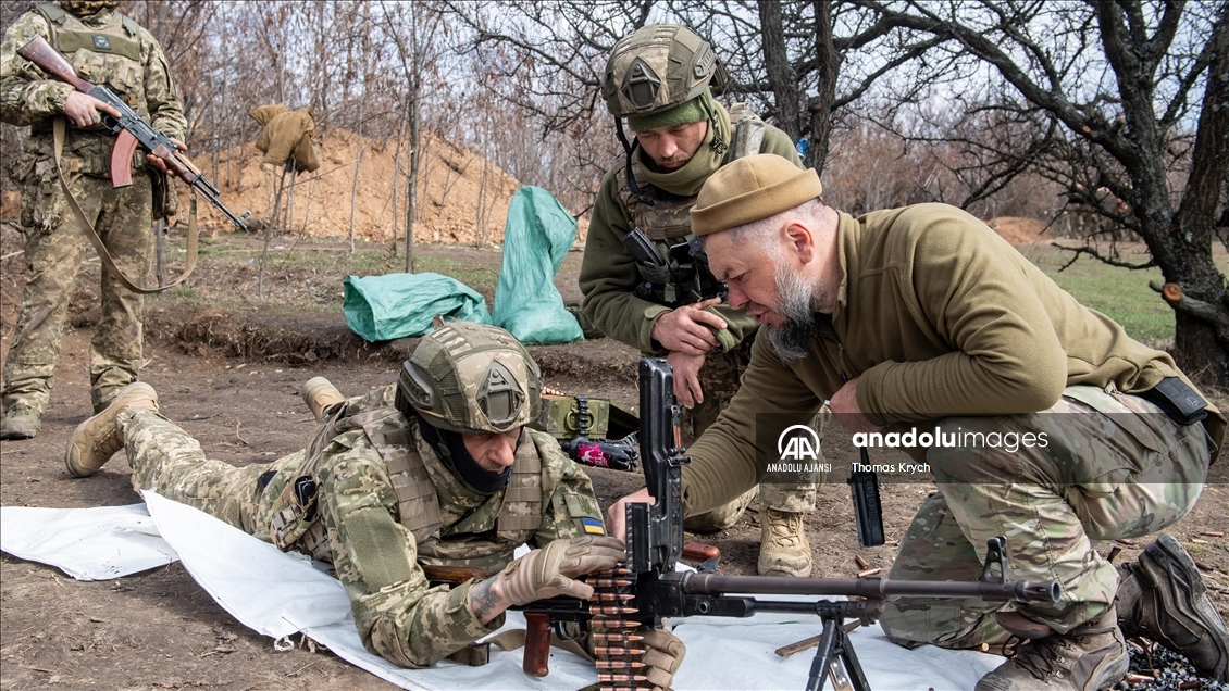 Ukraynalı askerler Donbas'ta askeri eğitime devam ediyor