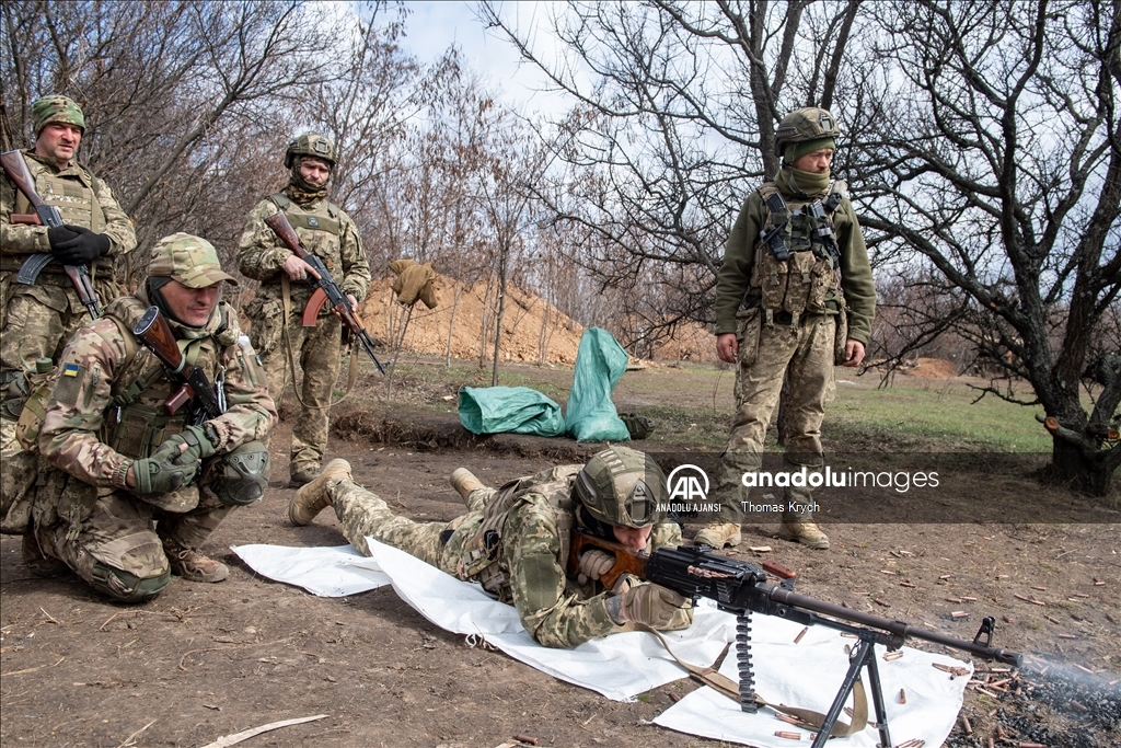 Ukraynalı askerler Donbas'ta askeri eğitime devam ediyor