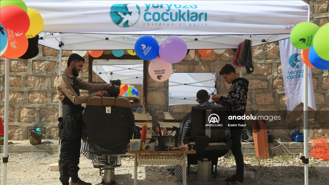 Türkiye'den gelen aktivistler, Suriyeli çocukların bayram tıraşını yaptırdı