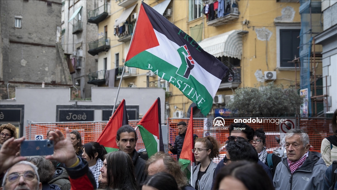 Napoli’de kefiye taktığı için saldırıya uğrayan Filistinli aktivist için dayanışma gösterisi