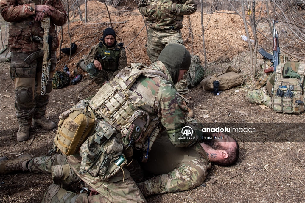 Ukraynalı askerler Donbas'ta askeri eğitime devam ediyor