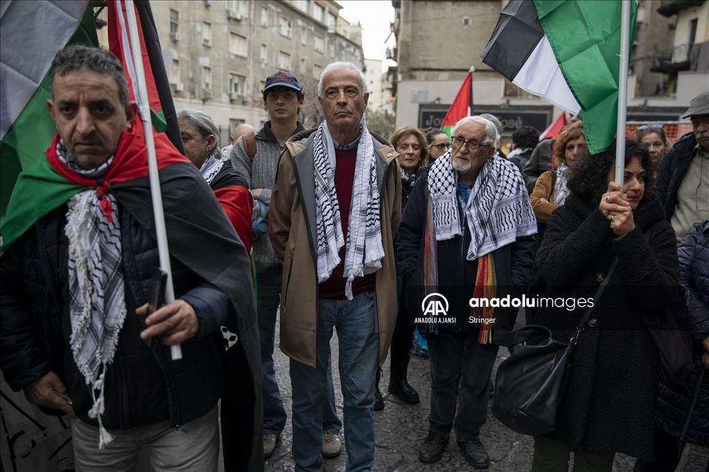 Napoli’de kefiye taktığı için saldırıya uğrayan Filistinli aktivist için dayanışma gösterisi