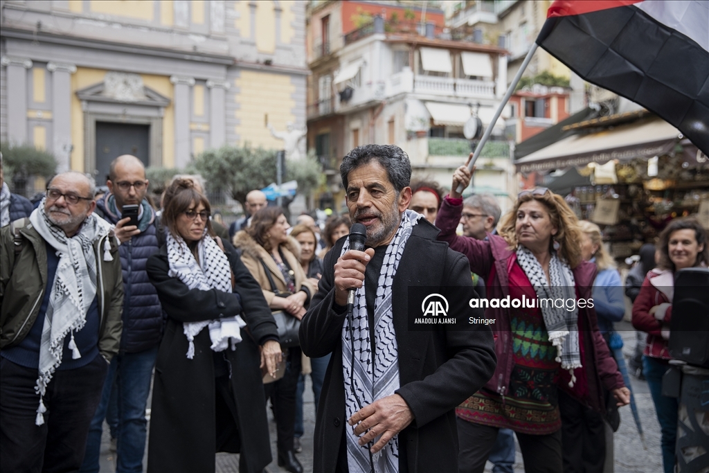 Napoli’de kefiye taktığı için saldırıya uğrayan Filistinli aktivist için dayanışma gösterisi