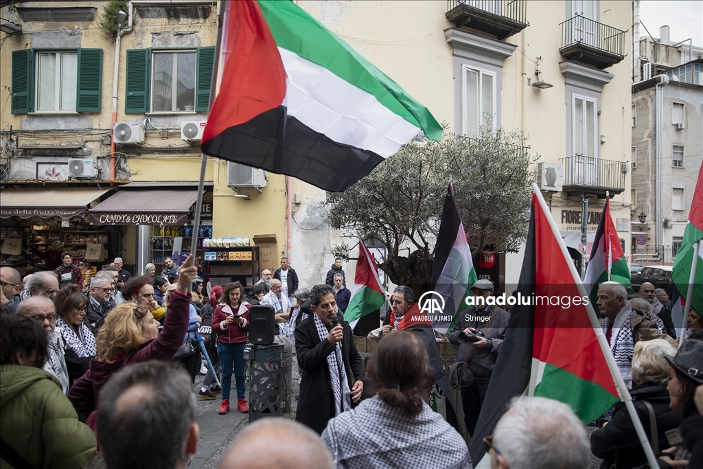 Napoli’de kefiye taktığı için saldırıya uğrayan Filistinli aktivist için dayanışma gösterisi