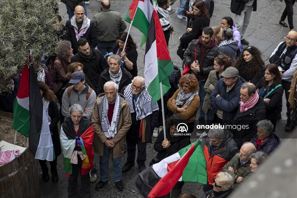 Napoli’de kefiye taktığı için saldırıya uğrayan Filistinli aktivist için dayanışma gösterisi