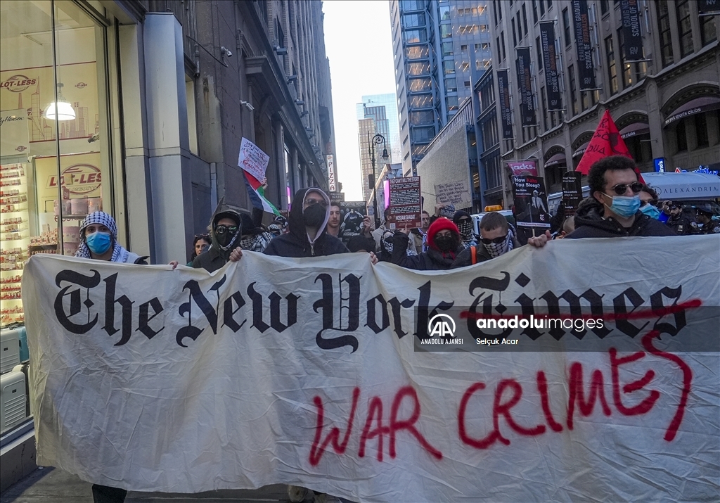 Filistin destekçisi Amerikalılar New York Times binası önünde protesto düzenledi