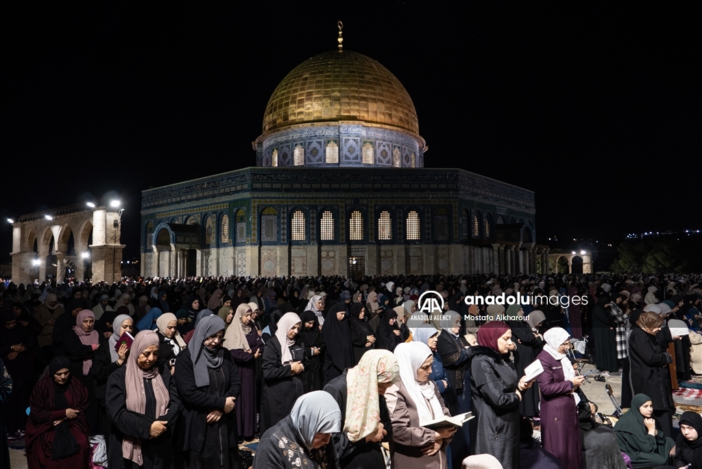 Тысячи палестинцев совершили Таравих-намаз в «Аль-Аксе»