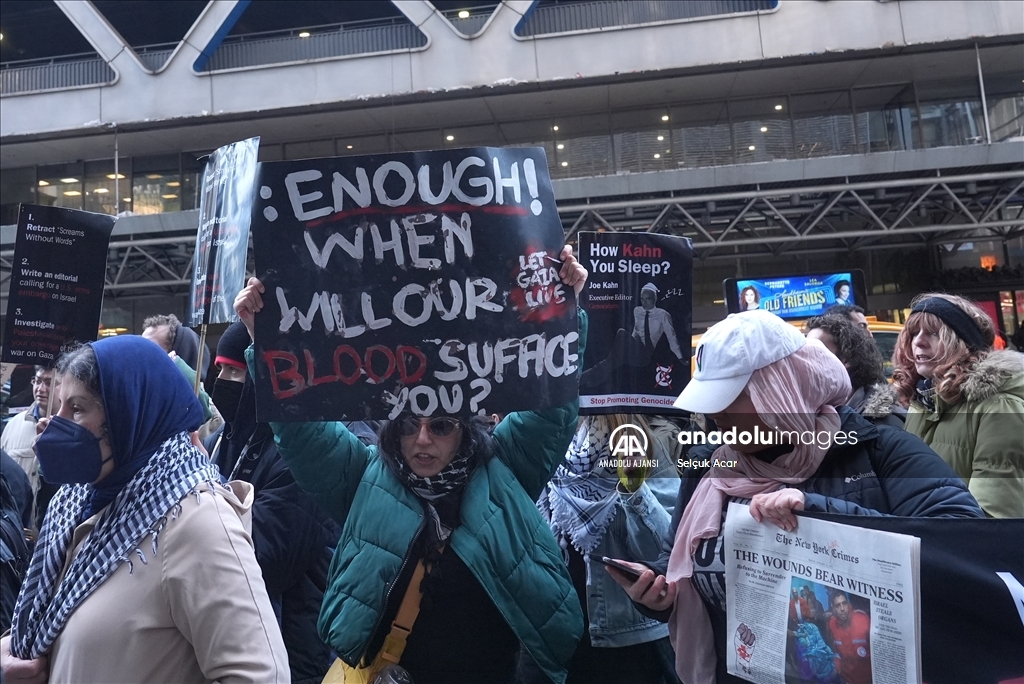 Filistin destekçisi Amerikalılar New York Times binası önünde protesto düzenledi