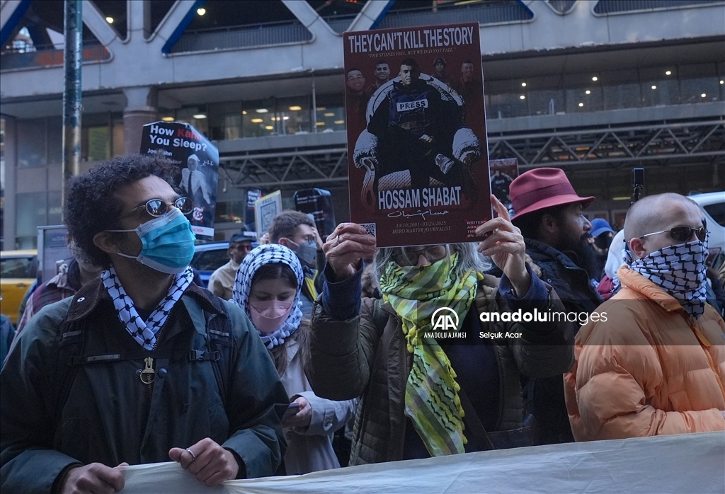 Filistin destekçisi Amerikalılar New York Times binası önünde protesto düzenledi
