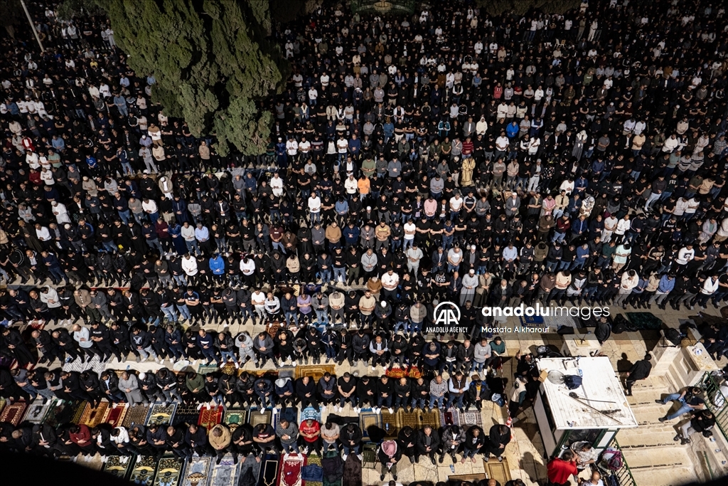 Тысячи палестинцев совершили Таравих-намаз в «Аль-Аксе»