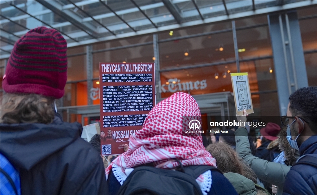 Filistin destekçisi Amerikalılar New York Times binası önünde protesto düzenledi
