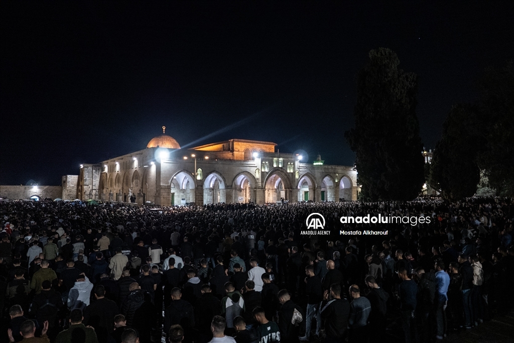 Тысячи палестинцев совершили Таравих-намаз в «Аль-Аксе»