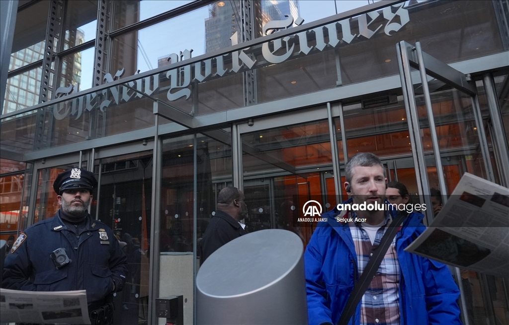 Filistin destekçisi Amerikalılar New York Times binası önünde protesto düzenledi