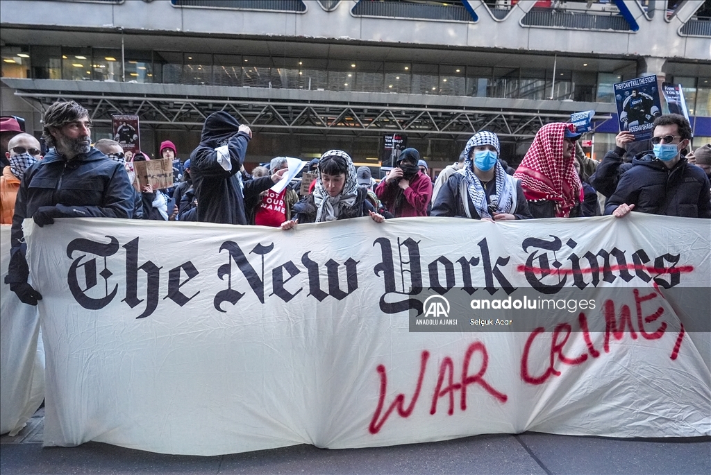 Filistin destekçisi Amerikalılar New York Times binası önünde protesto düzenledi