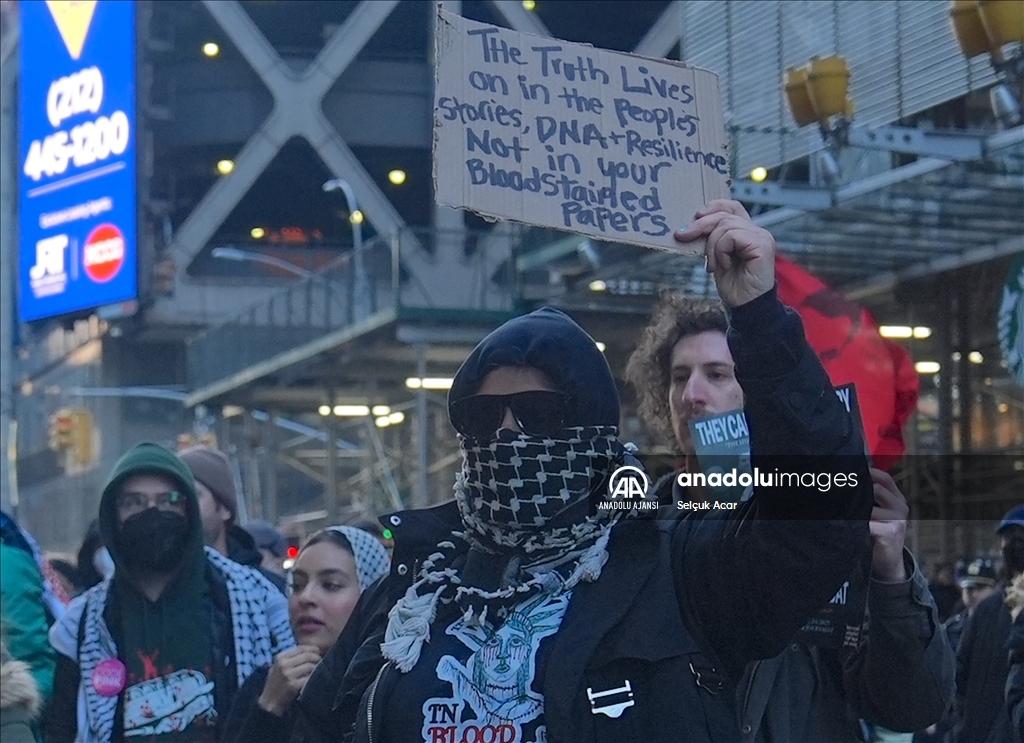 Filistin destekçisi Amerikalılar New York Times binası önünde protesto düzenledi