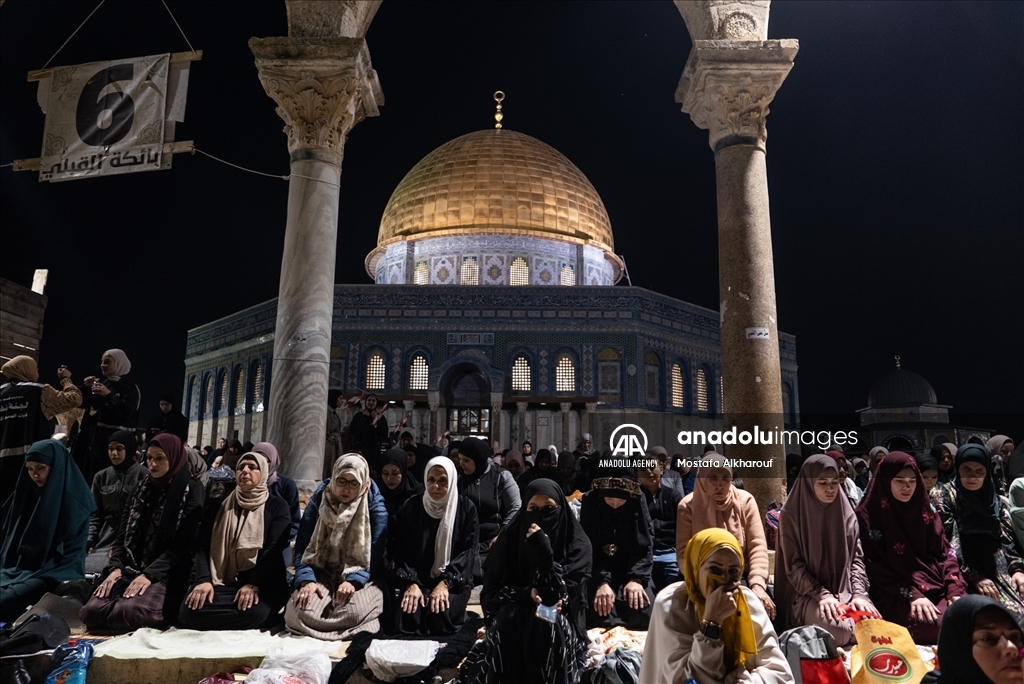 Тысячи палестинцев совершили Таравих-намаз в «Аль-Аксе»