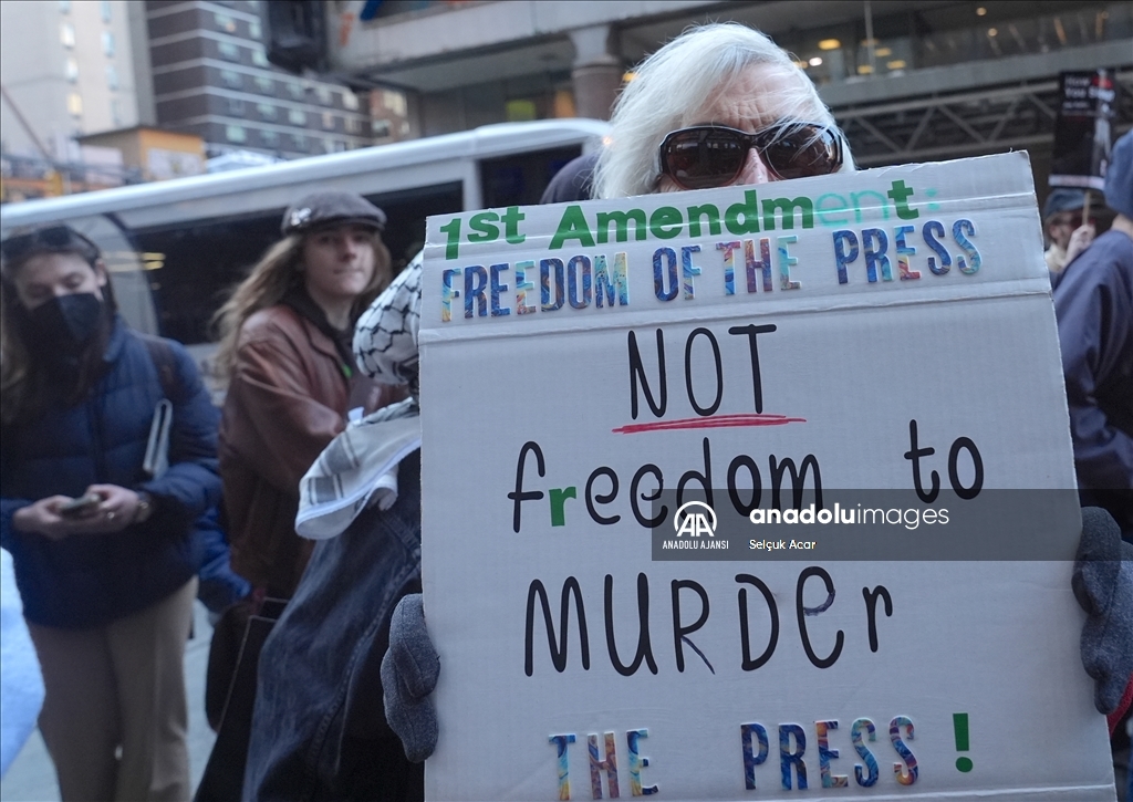 Filistin destekçisi Amerikalılar New York Times binası önünde protesto düzenledi