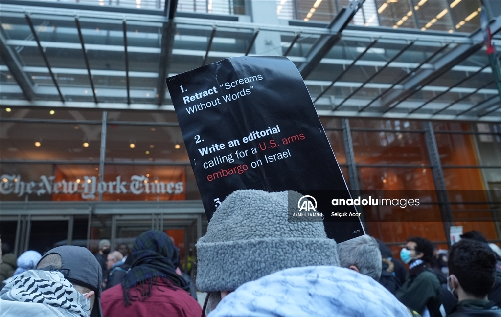 Filistin destekçisi Amerikalılar New York Times binası önünde protesto düzenledi