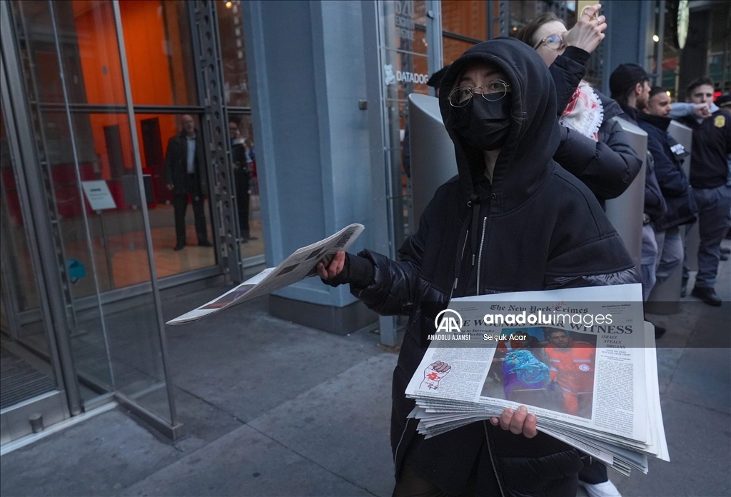 Filistin destekçisi Amerikalılar New York Times binası önünde protesto düzenledi