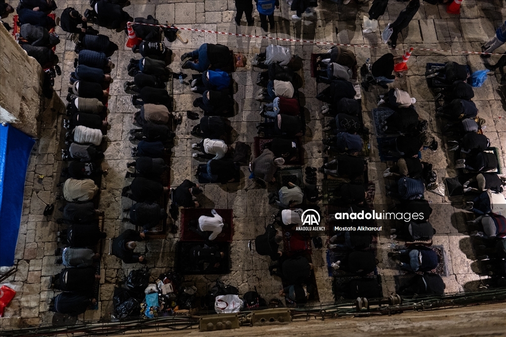 Тысячи палестинцев совершили Таравих-намаз в «Аль-Аксе»