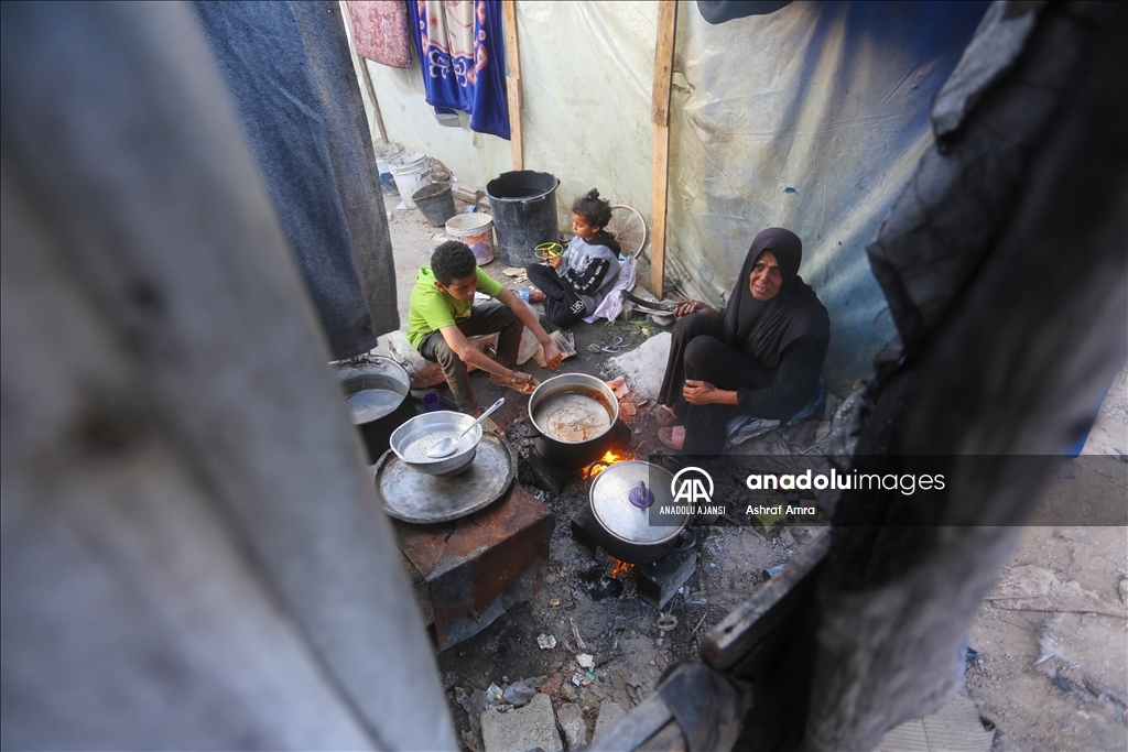 Gazze’de yerinden edilen Ümmü Muhammed ailesi, Ramazan’ın 27. gününde çadırda iftar hazırlıyor