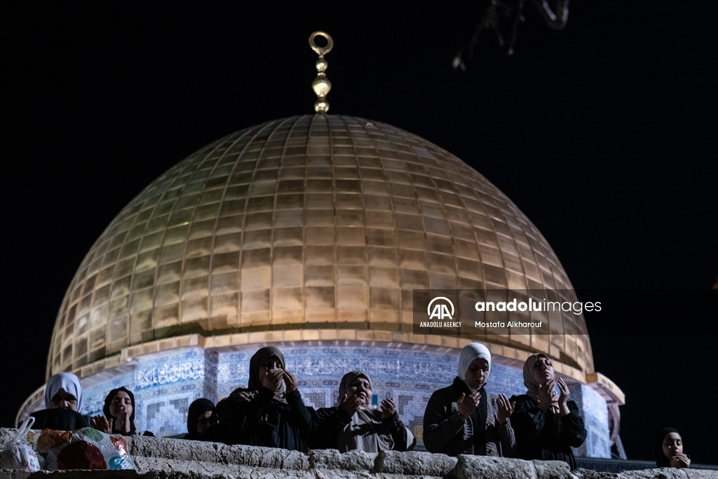 Тысячи палестинцев совершили Таравих-намаз в «Аль-Аксе»