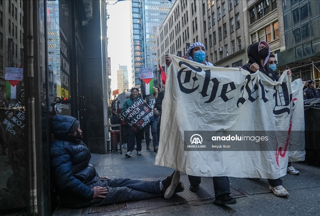 Filistin destekçisi Amerikalılar New York Times binası önünde protesto düzenledi