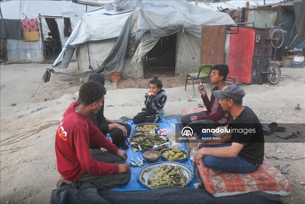 Gazze’de yerinden edilen Ümmü Muhammed ailesi, Ramazan’ın 27. gününde çadırda iftar hazırlıyor