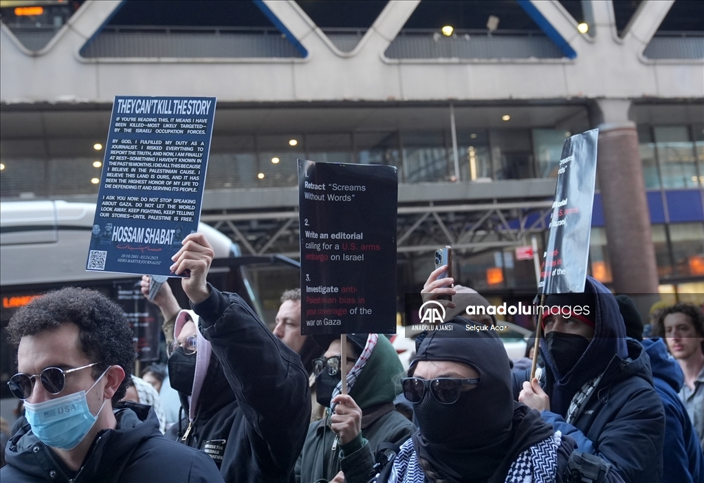 Filistin destekçisi Amerikalılar New York Times binası önünde protesto düzenledi