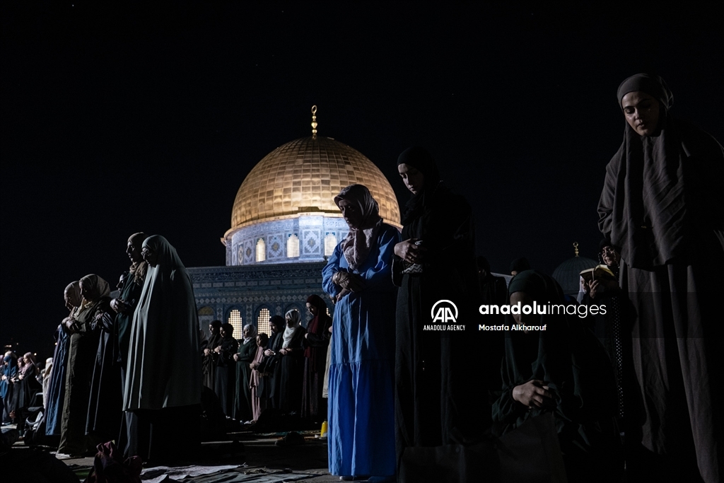 Тысячи палестинцев совершили Таравих-намаз в «Аль-Аксе»