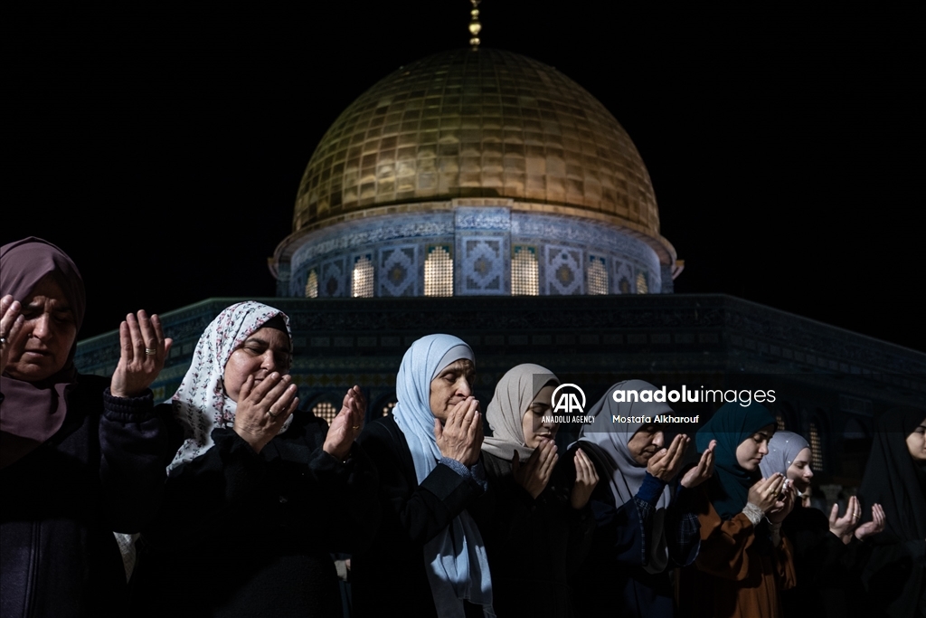 Тысячи палестинцев совершили Таравих-намаз в «Аль-Аксе»