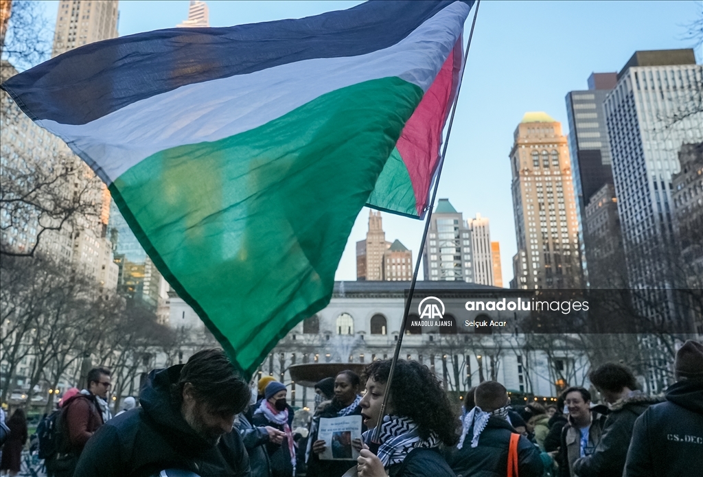 Filistin destekçisi Amerikalılar New York Times binası önünde protesto düzenledi