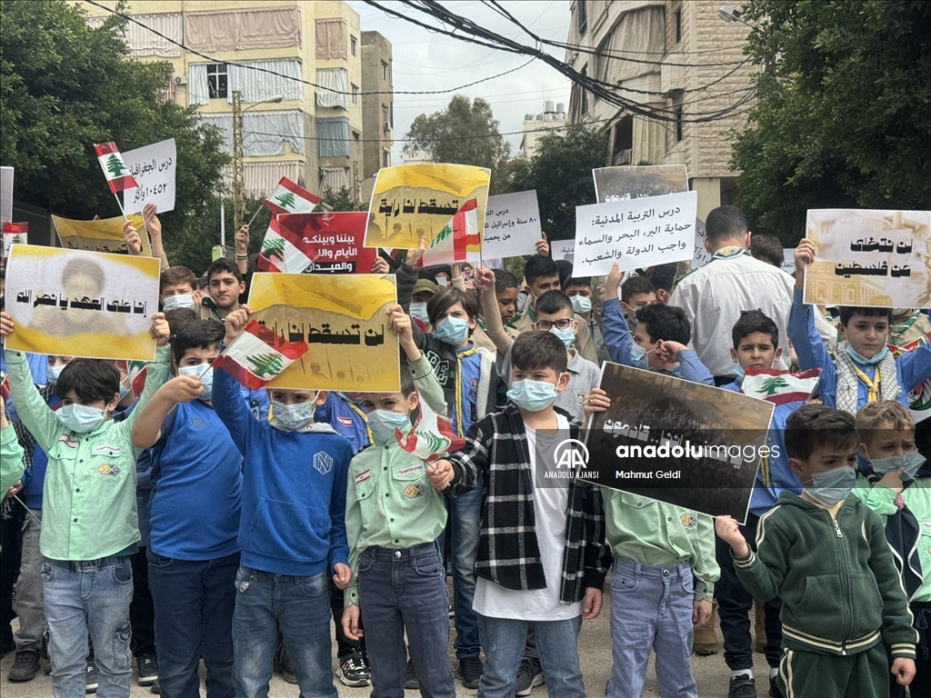 İsrail'in Beyrut'ta eğitim saatlerinde okulların yanı başındaki binayı bombalaması protesto edildi