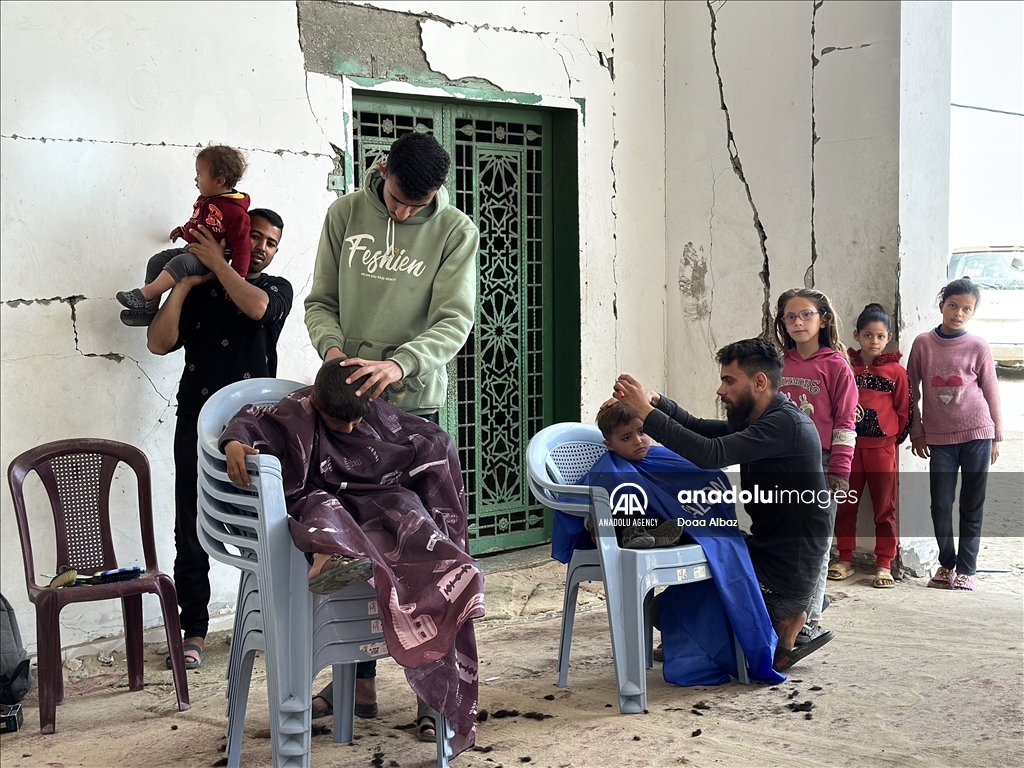 مبادرة حلاقة مجانية لأطفال مخيمات النزوح في خان يونس استعدادًا لعيد الفطر