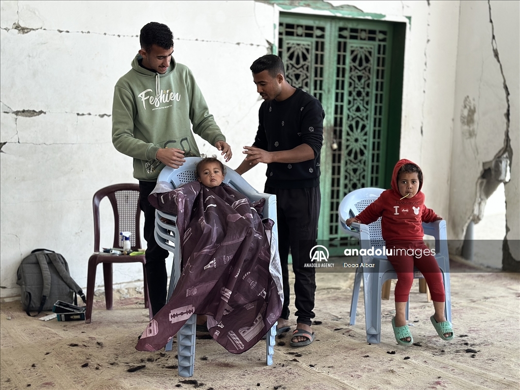 مبادرة حلاقة مجانية لأطفال مخيمات النزوح في خان يونس استعدادًا لعيد الفطر