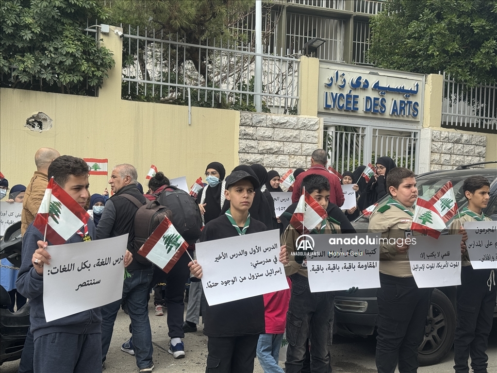 İsrail'in Beyrut'ta eğitim saatlerinde okulların yanı başındaki binayı bombalaması protesto edildi