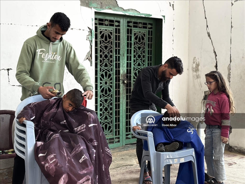 مبادرة حلاقة مجانية لأطفال مخيمات النزوح في خان يونس استعدادًا لعيد الفطر