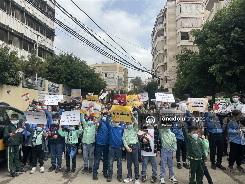 İsrail'in Beyrut'ta eğitim saatlerinde okulların yanı başındaki binayı bombalaması protesto edildi
