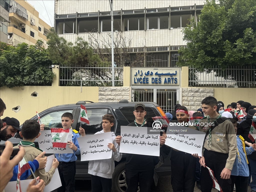 İsrail'in Beyrut'ta eğitim saatlerinde okulların yanı başındaki binayı bombalaması protesto edildi