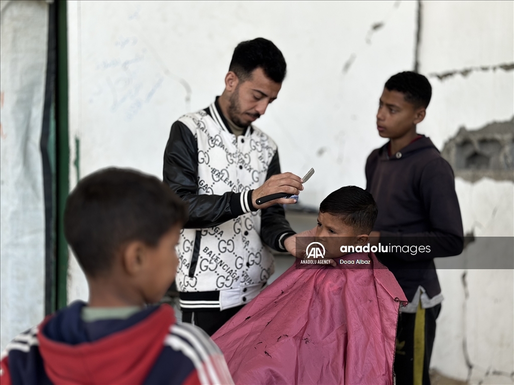 مبادرة حلاقة مجانية لأطفال مخيمات النزوح في خان يونس استعدادًا لعيد الفطر