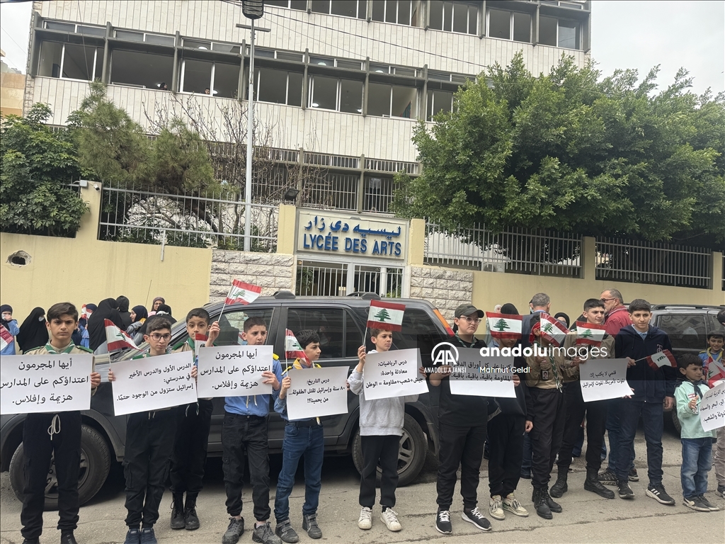 İsrail'in Beyrut'ta eğitim saatlerinde okulların yanı başındaki binayı bombalaması protesto edildi