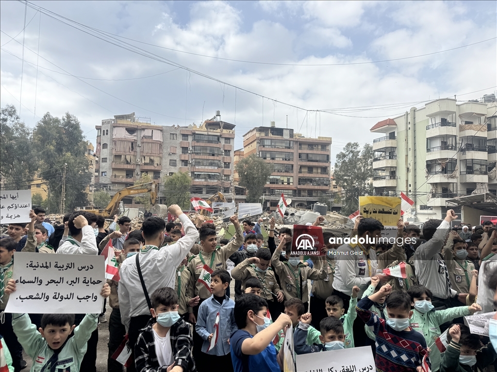İsrail'in Beyrut'ta eğitim saatlerinde okulların yanı başındaki binayı bombalaması protesto edildi